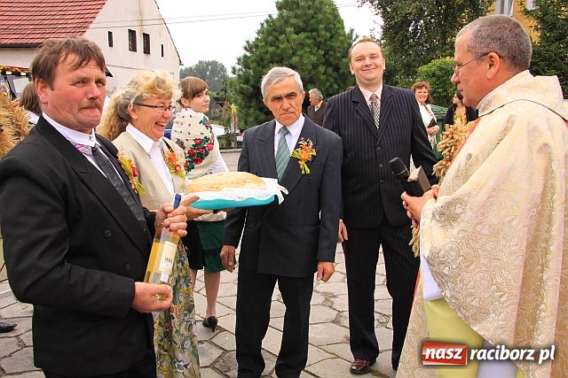 Zdjęcie w galerii na portalu naszraciborz.pl: Rolnicy z Makowa i Cyprzanowa świętują wiadomości z regionu