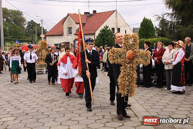 Zdjęcie w galerii na portalu naszraciborz.pl: Rolnicy z Makowa i Cyprzanowa świętują wiadomości z regionu