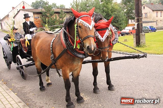 Zdjęcie w galerii na portalu naszraciborz.pl: Rolnicy z Makowa i Cyprzanowa świętują wiadomości z regionu