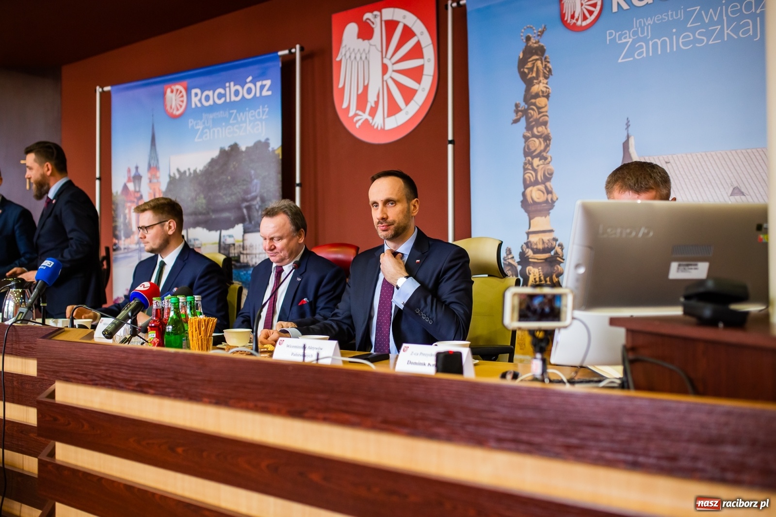 Zdjęcie w galerii na portalu naszraciborz.pl: Wszyscy obecni na spotkaniu z ministrem Wosiem objęci kwarantanną  wiadomości z regionu