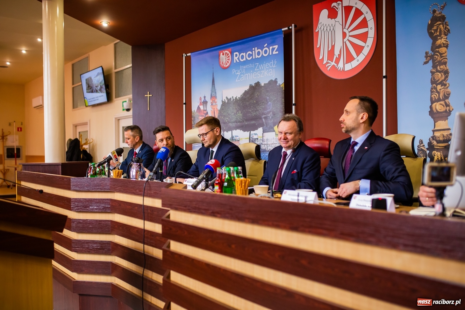 Zdjęcie w galerii na portalu naszraciborz.pl: Wszyscy obecni na spotkaniu z ministrem Wosiem objęci kwarantanną  wiadomości z regionu