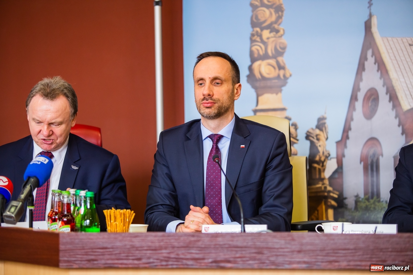 Zdjęcie w galerii na portalu naszraciborz.pl: Wszyscy obecni na spotkaniu z ministrem Wosiem objęci kwarantanną  wiadomości z regionu