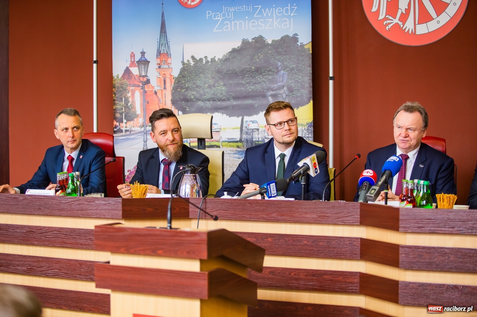 Zdjęcie w galerii na portalu naszraciborz.pl: Wszyscy obecni na spotkaniu z ministrem Wosiem objęci kwarantanną  wiadomości z regionu