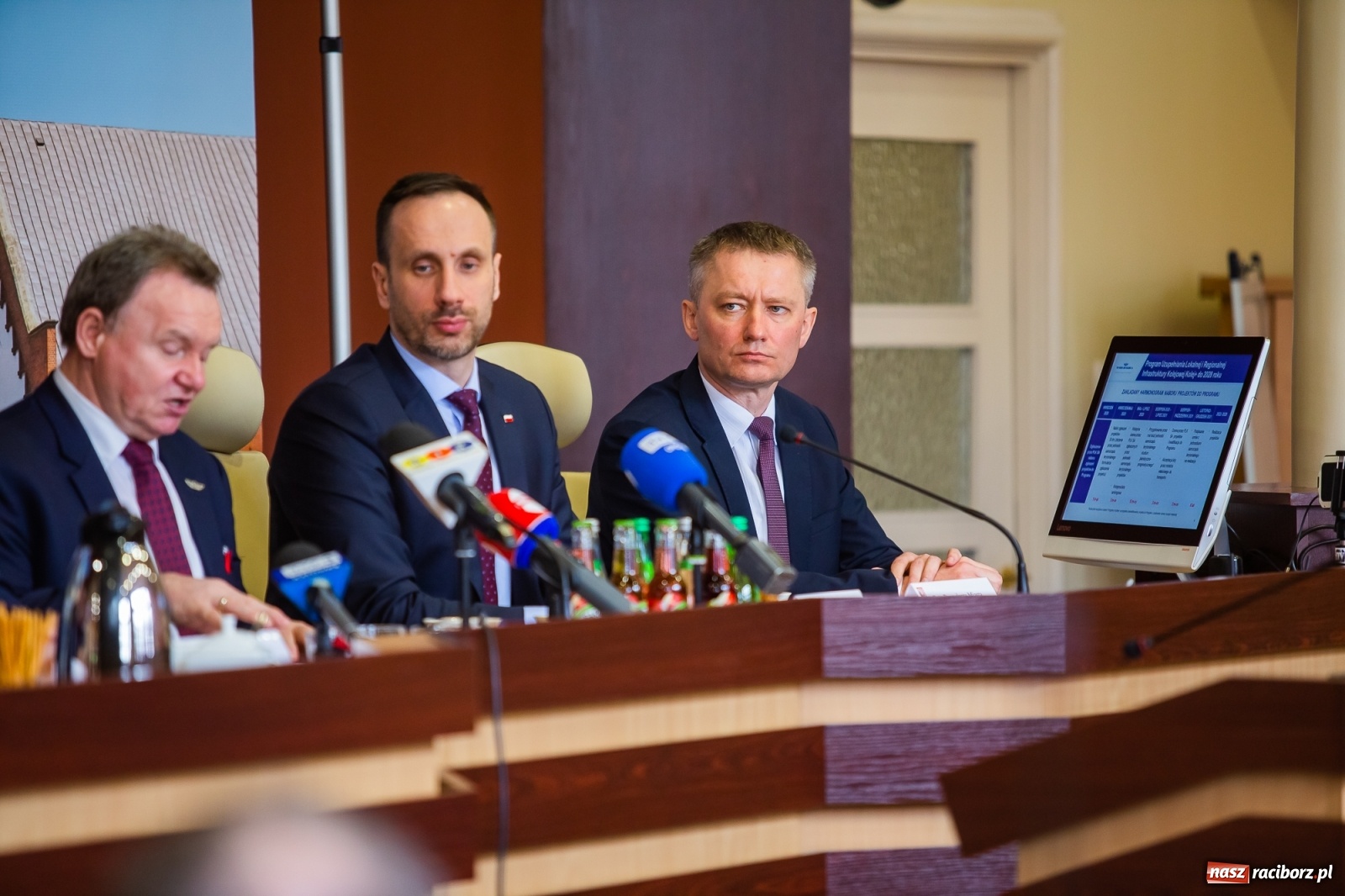 Zdjęcie w galerii na portalu naszraciborz.pl: Wszyscy obecni na spotkaniu z ministrem Wosiem objęci kwarantanną  wiadomości z regionu