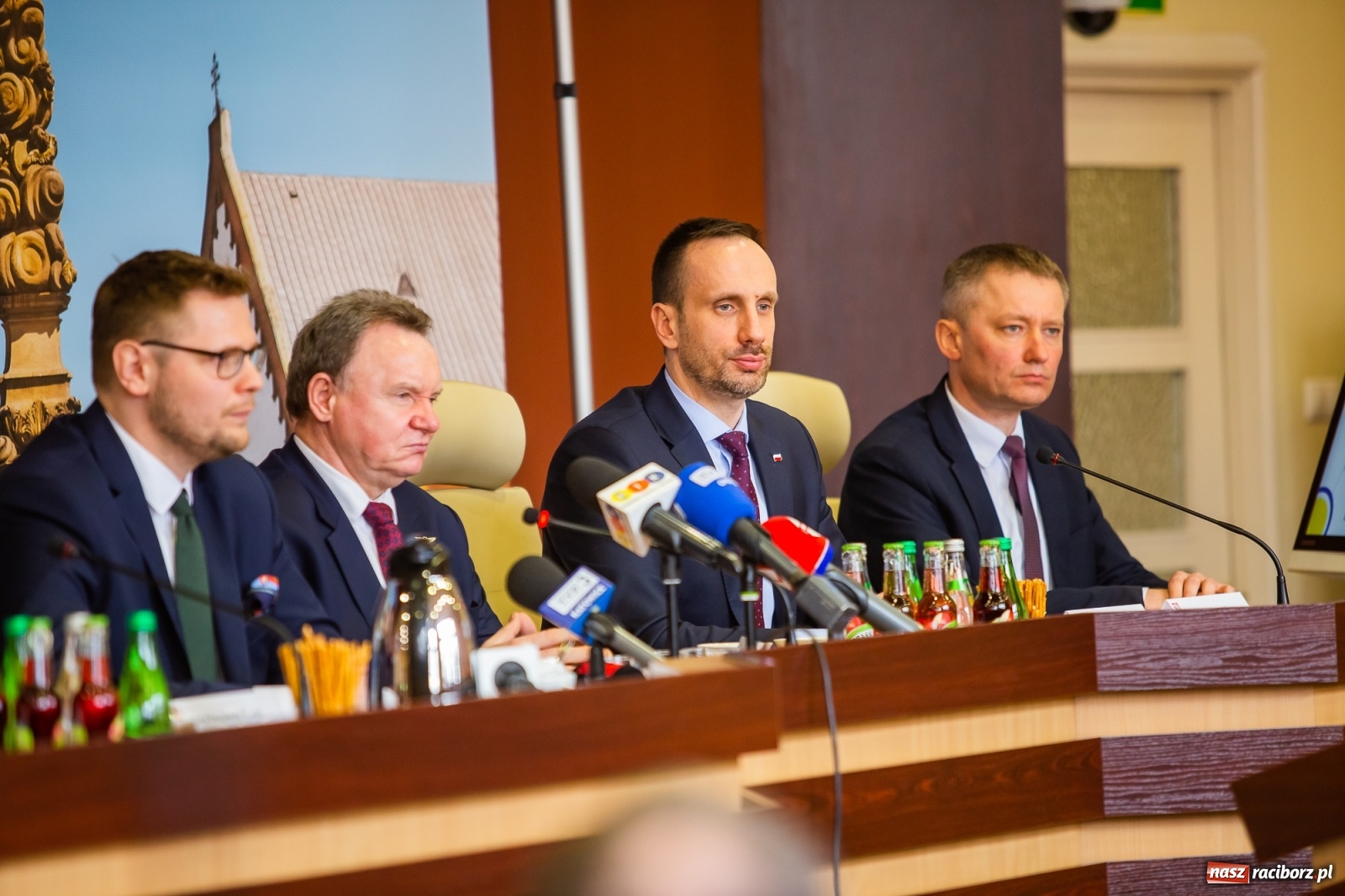 Zdjęcie w galerii na portalu naszraciborz.pl: Wszyscy obecni na spotkaniu z ministrem Wosiem objęci kwarantanną  wiadomości z regionu