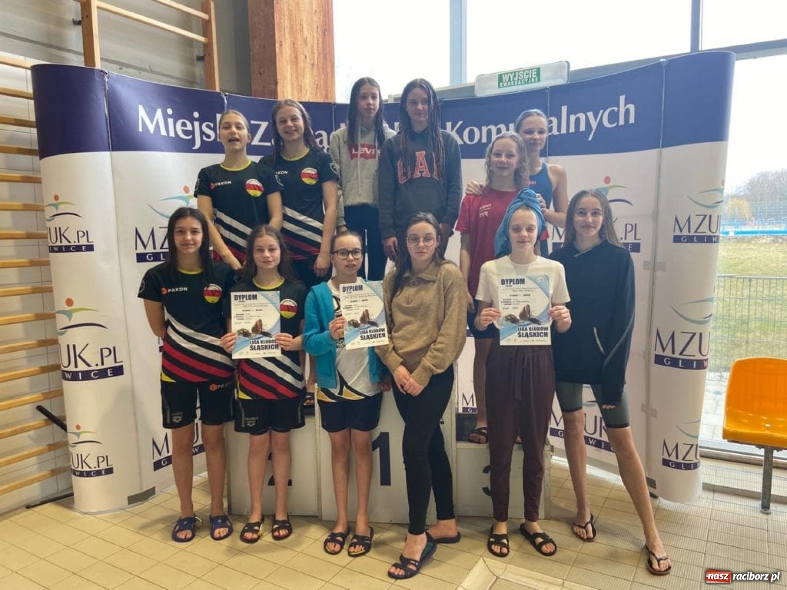 Zdjęcie w galerii na portalu naszraciborz.pl: Pływanie. Złota sztafeta z Piętnastki wiadomości z regionu