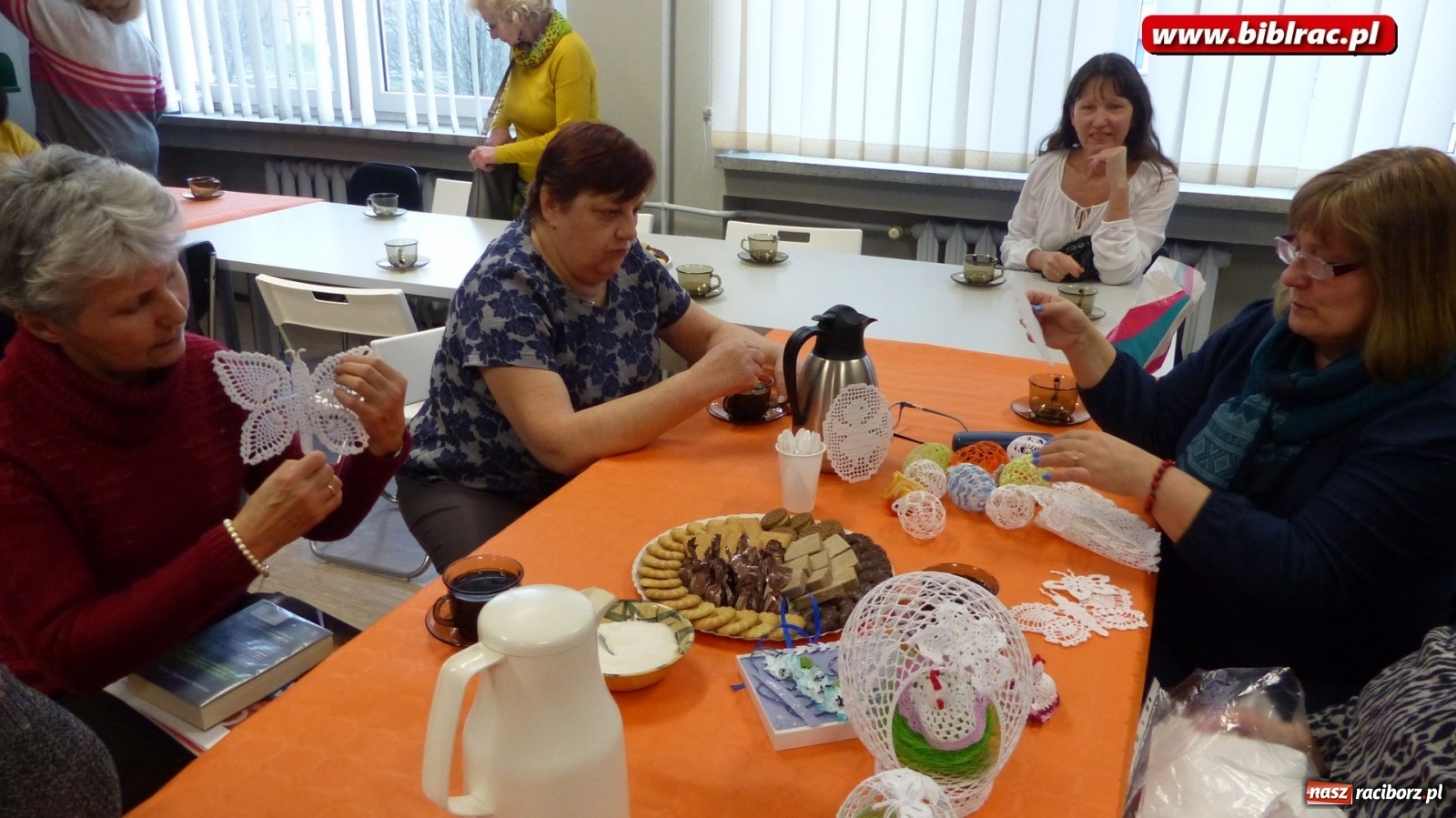 Zdjęcie w galerii na portalu naszraciborz.pl: W bibliotece Dzień Kobiet świętowano z książką wiadomości z regionu