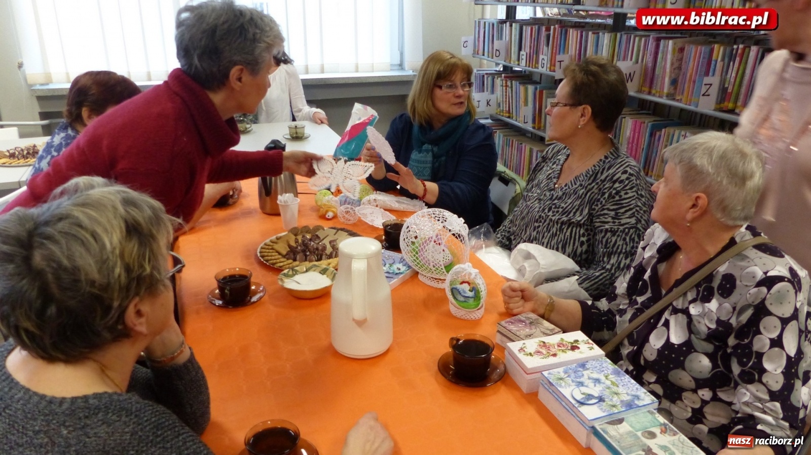 Zdjęcie w galerii na portalu naszraciborz.pl: W bibliotece Dzień Kobiet świętowano z książką wiadomości z regionu