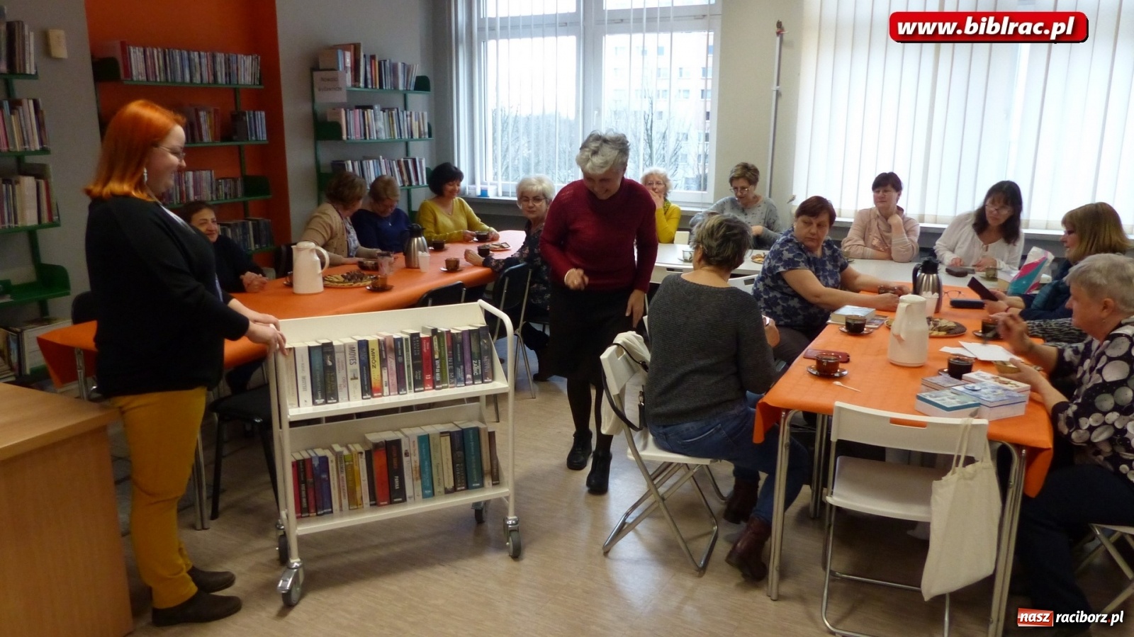 Zdjęcie w galerii na portalu naszraciborz.pl: W bibliotece Dzień Kobiet świętowano z książką wiadomości z regionu