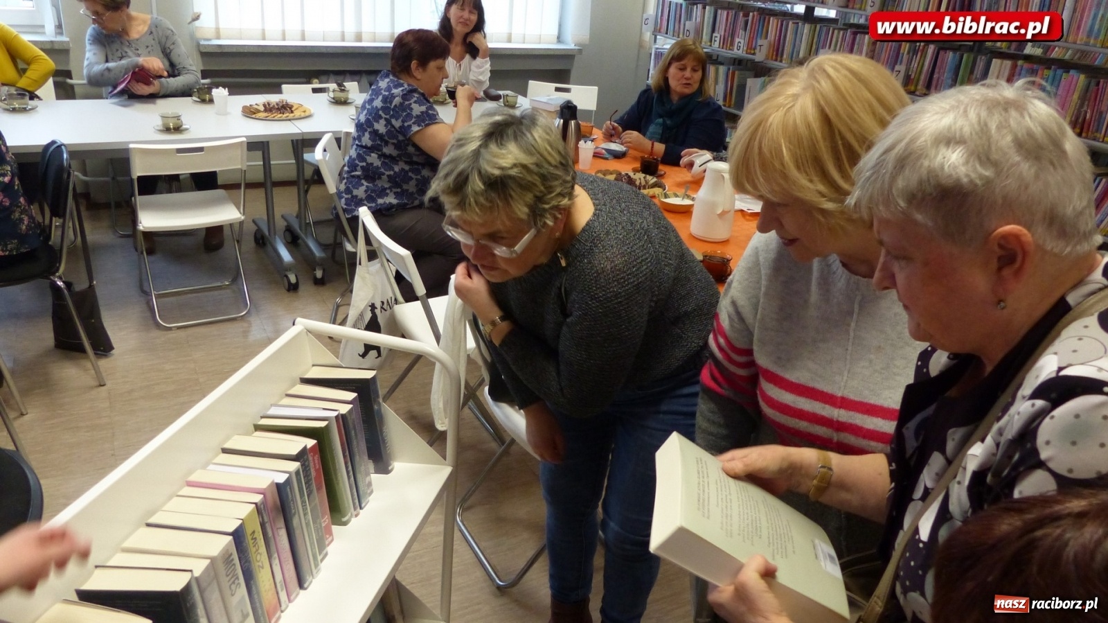 Zdjęcie w galerii na portalu naszraciborz.pl: W bibliotece Dzień Kobiet świętowano z książką wiadomości z regionu
