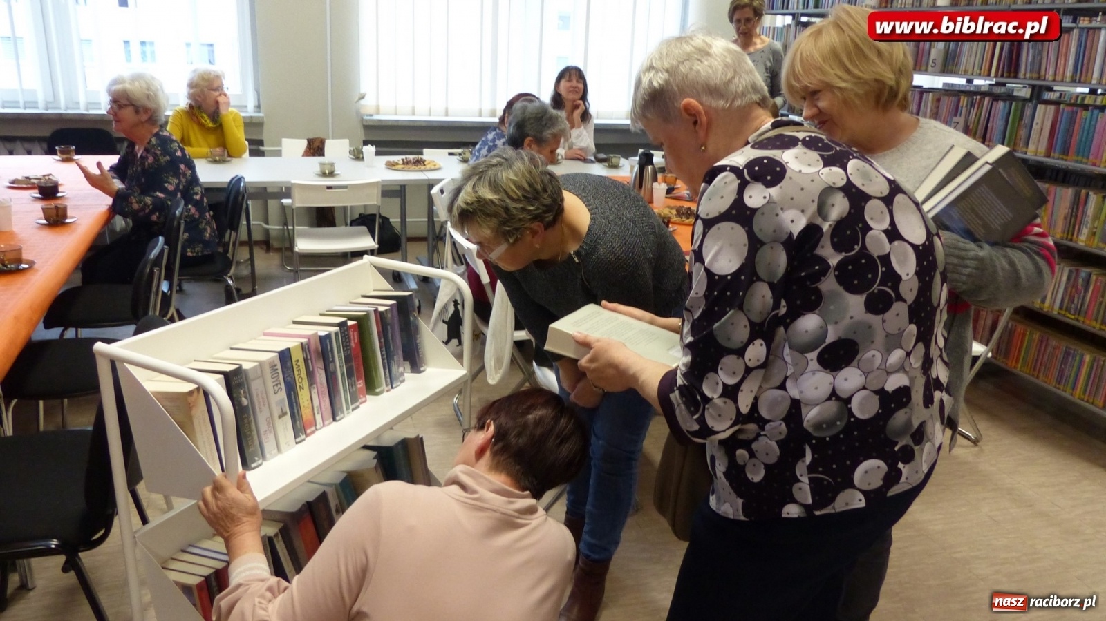 Zdjęcie w galerii na portalu naszraciborz.pl: W bibliotece Dzień Kobiet świętowano z książką wiadomości z regionu