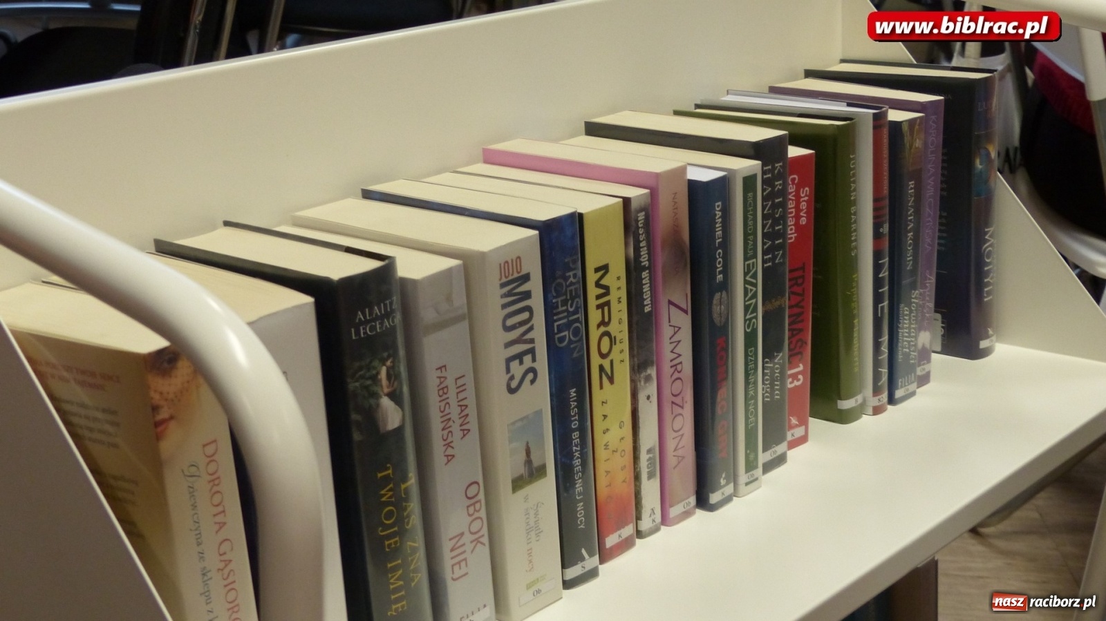 Zdjęcie w galerii na portalu naszraciborz.pl: W bibliotece Dzień Kobiet świętowano z książką wiadomości z regionu