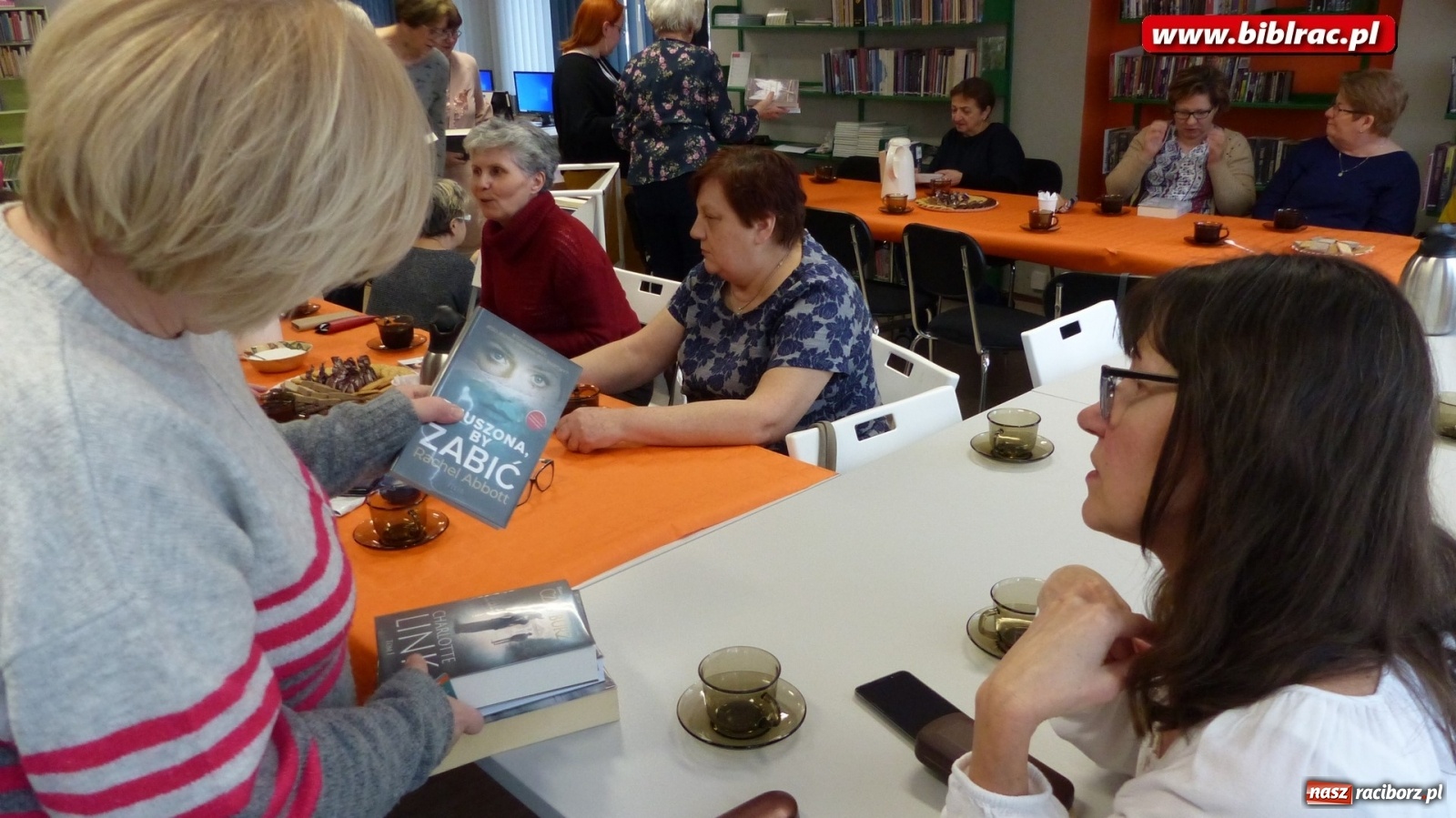 Zdjęcie w galerii na portalu naszraciborz.pl: W bibliotece Dzień Kobiet świętowano z książką wiadomości z regionu