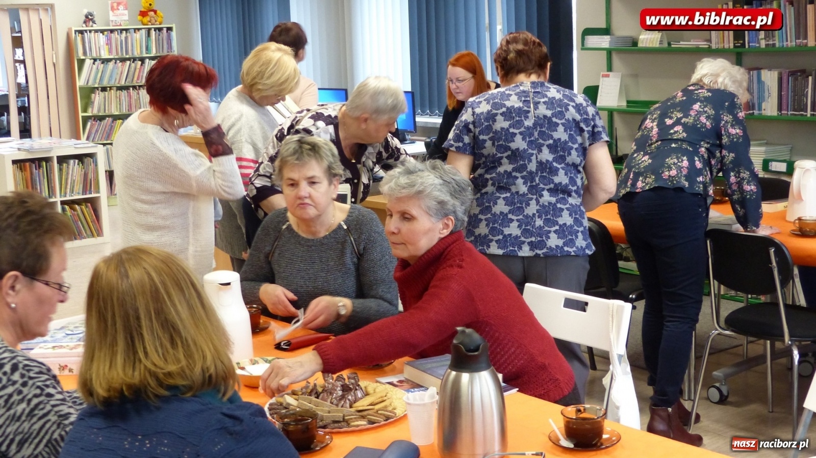 Zdjęcie w galerii na portalu naszraciborz.pl: W bibliotece Dzień Kobiet świętowano z książką wiadomości z regionu