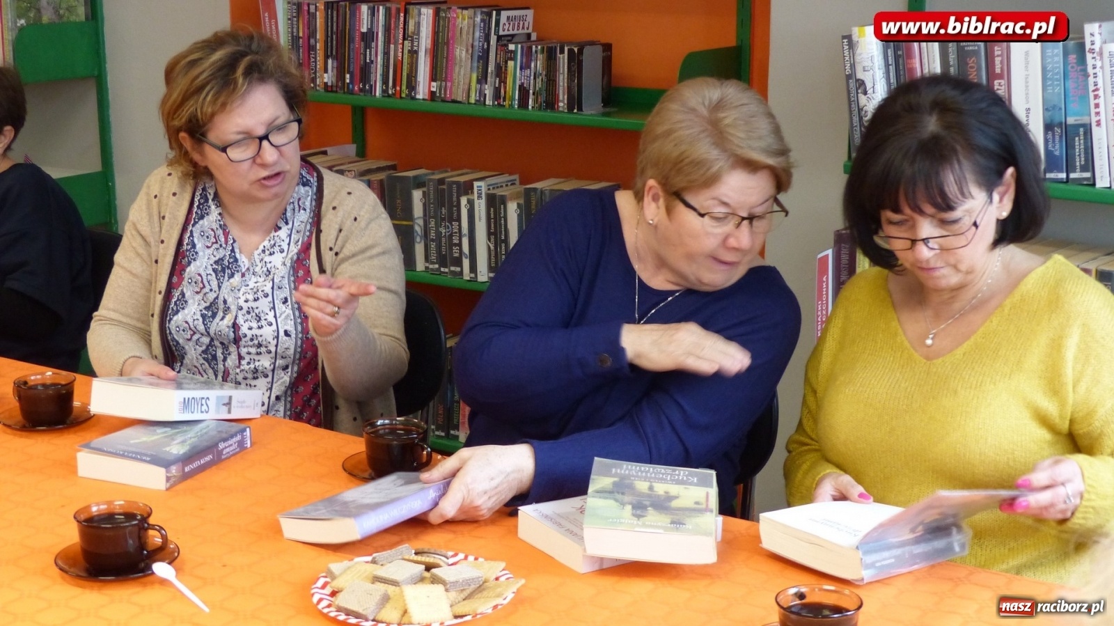 Zdjęcie w galerii na portalu naszraciborz.pl: W bibliotece Dzień Kobiet świętowano z książką wiadomości z regionu