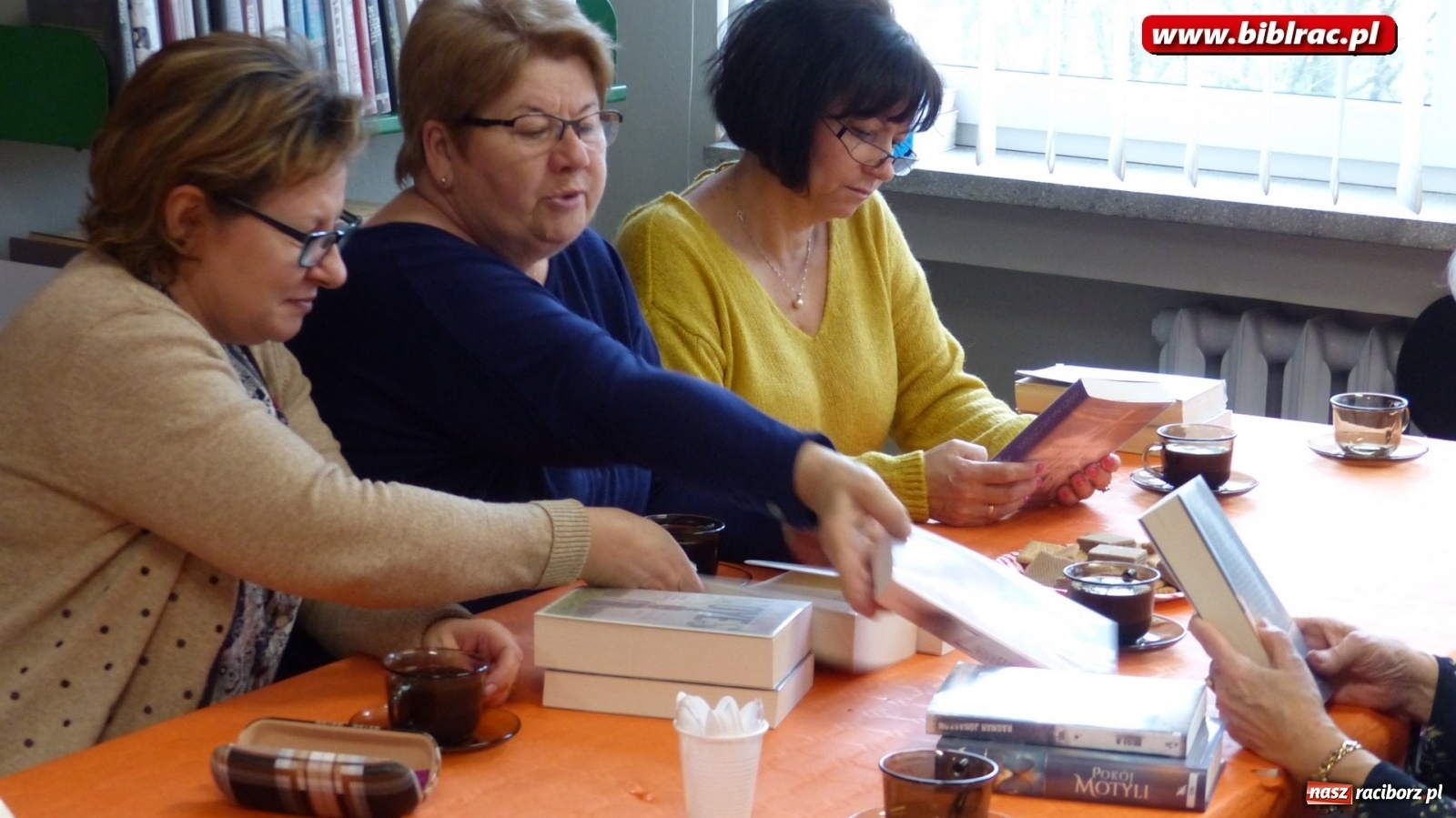 Zdjęcie w galerii na portalu naszraciborz.pl: W bibliotece Dzień Kobiet świętowano z książką wiadomości z regionu