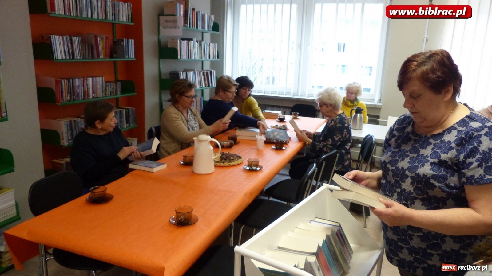 Zdjęcie w galerii na portalu naszraciborz.pl: W bibliotece Dzień Kobiet świętowano z książką wiadomości z regionu