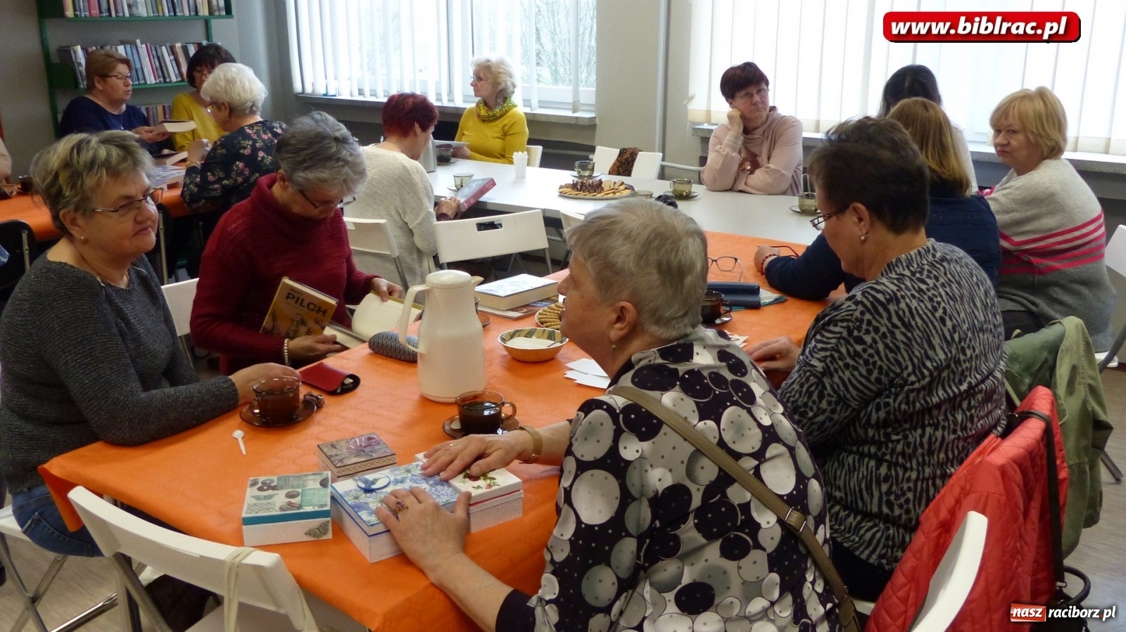 Zdjęcie w galerii na portalu naszraciborz.pl: W bibliotece Dzień Kobiet świętowano z książką wiadomości z regionu
