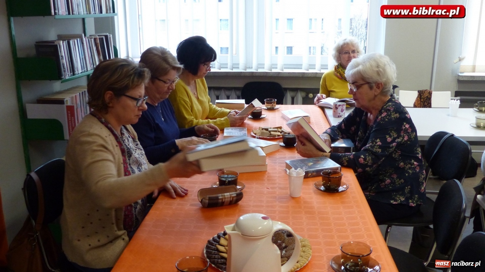 Zdjęcie w galerii na portalu naszraciborz.pl: W bibliotece Dzień Kobiet świętowano z książką wiadomości z regionu
