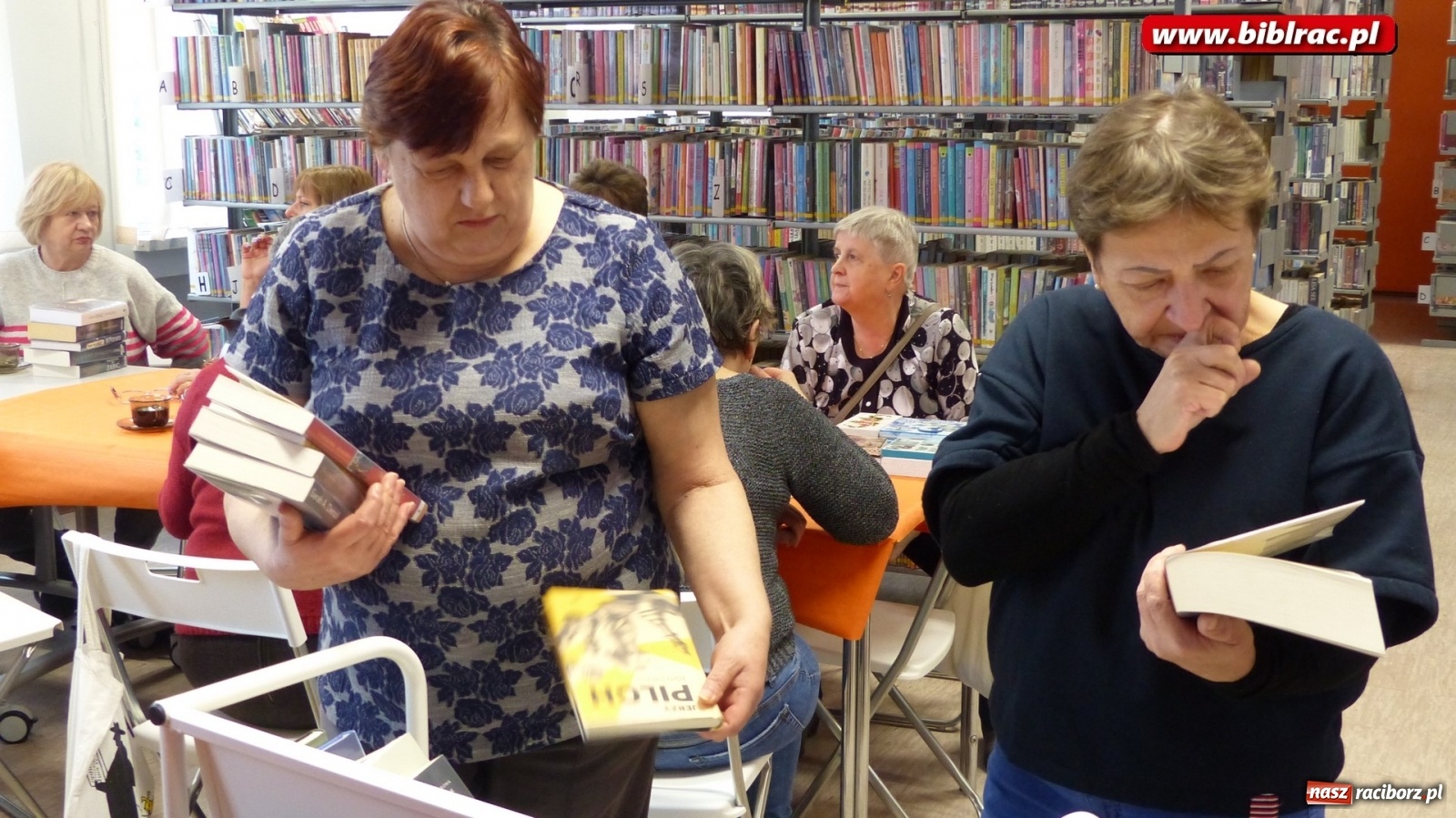 Zdjęcie w galerii na portalu naszraciborz.pl: W bibliotece Dzień Kobiet świętowano z książką wiadomości z regionu