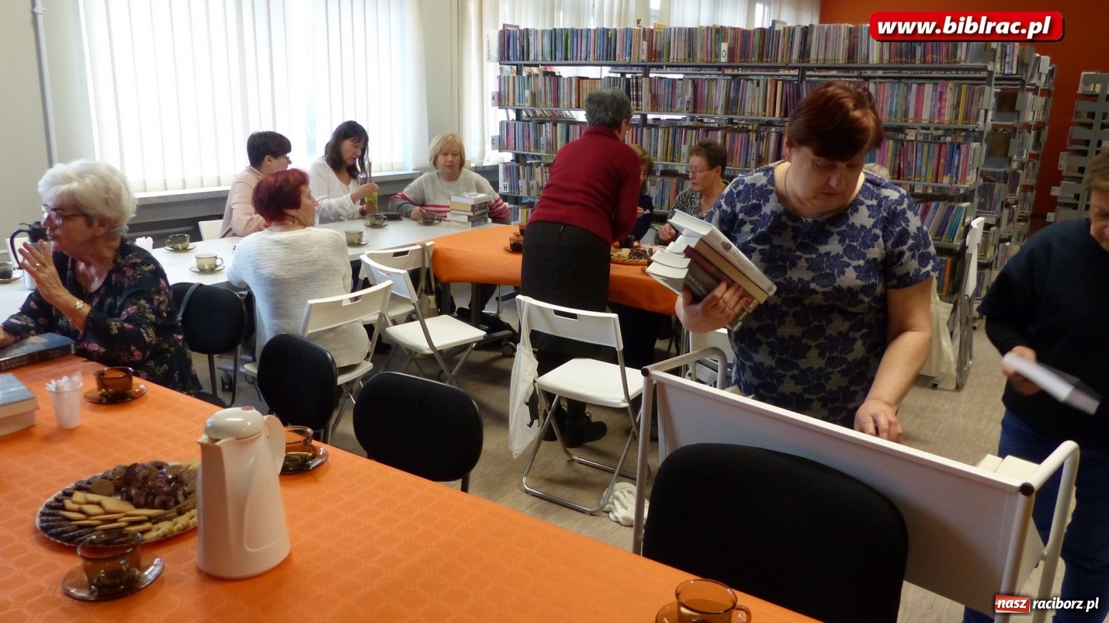 Zdjęcie w galerii na portalu naszraciborz.pl: W bibliotece Dzień Kobiet świętowano z książką wiadomości z regionu