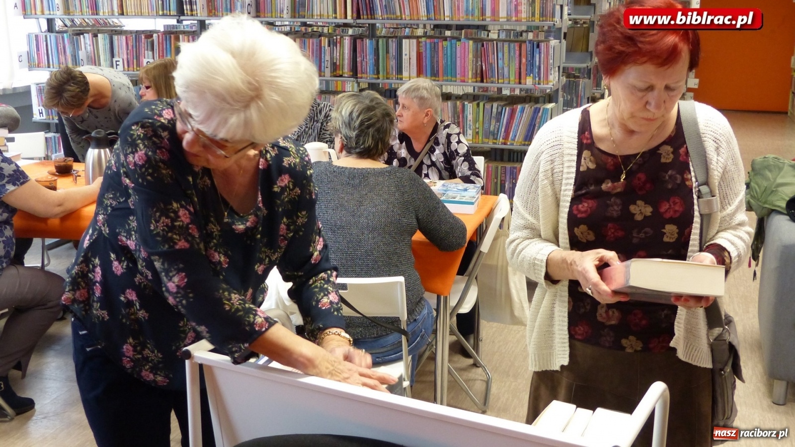 Zdjęcie w galerii na portalu naszraciborz.pl: W bibliotece Dzień Kobiet świętowano z książką wiadomości z regionu