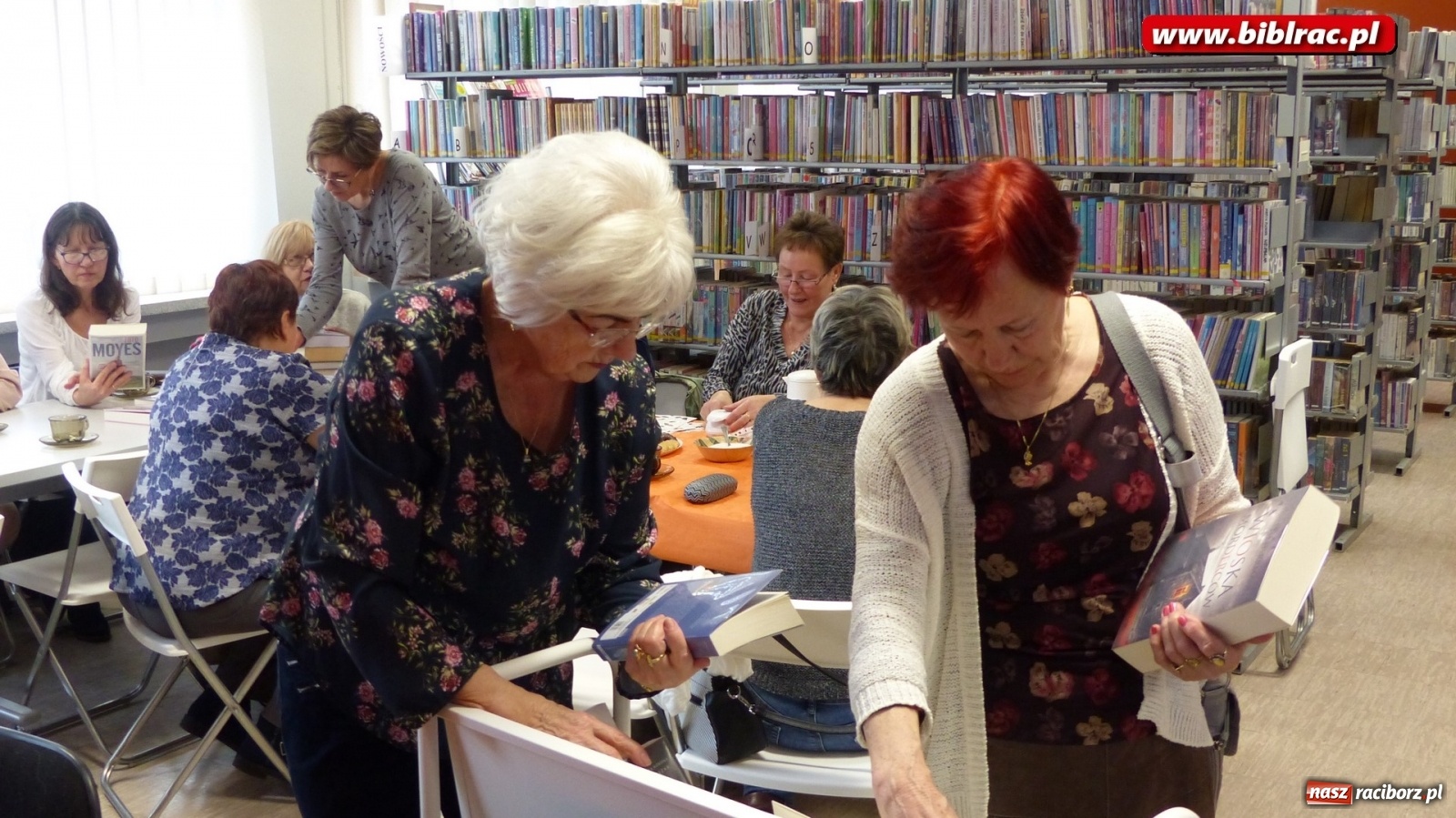 Zdjęcie w galerii na portalu naszraciborz.pl: W bibliotece Dzień Kobiet świętowano z książką wiadomości z regionu
