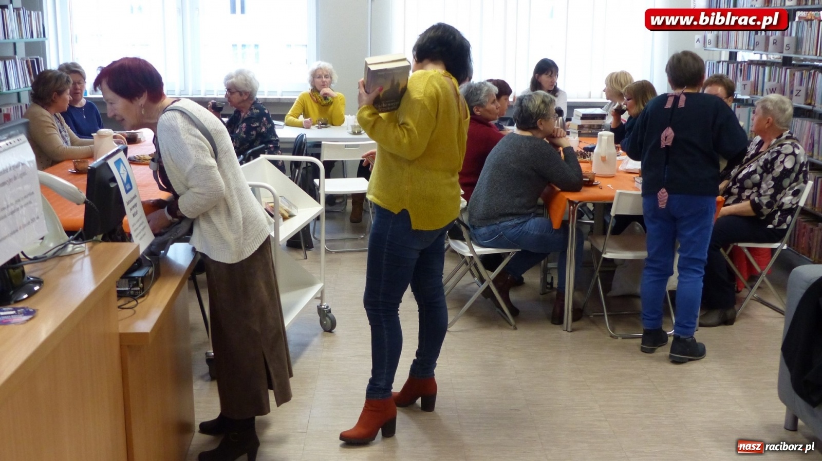 Zdjęcie w galerii na portalu naszraciborz.pl: W bibliotece Dzień Kobiet świętowano z książką wiadomości z regionu
