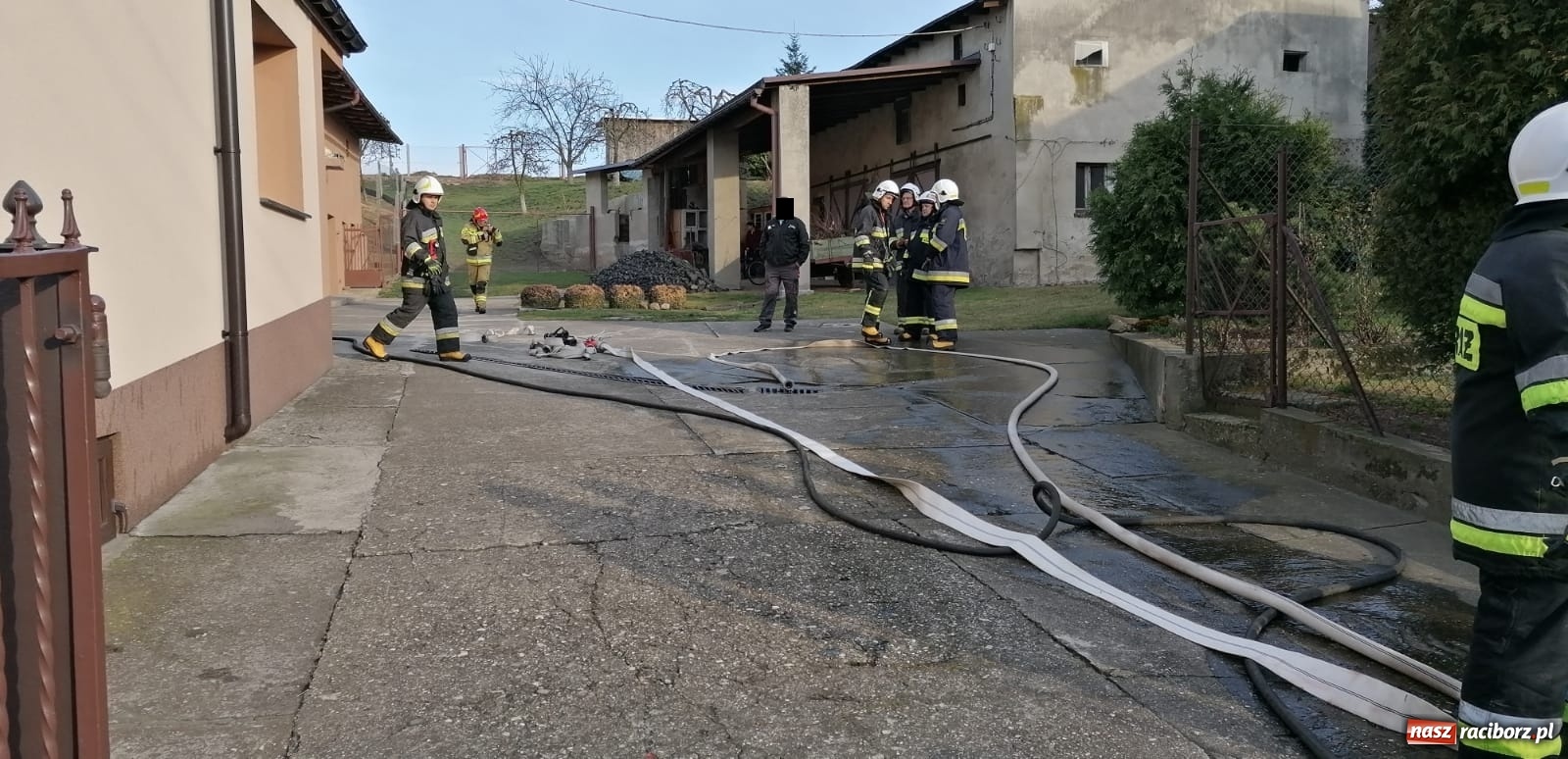 Zdjęcie w galerii na portalu naszraciborz.pl: Raport 998. Iskry z komina zapaliły izolację dachu  wiadomości z regionu