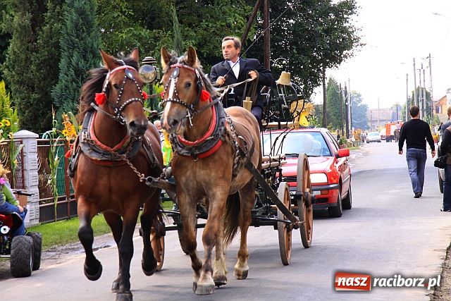Zdjęcie w galerii na portalu naszraciborz.pl: Starostowie w dożynkowym cadillacu wiadomości z regionu