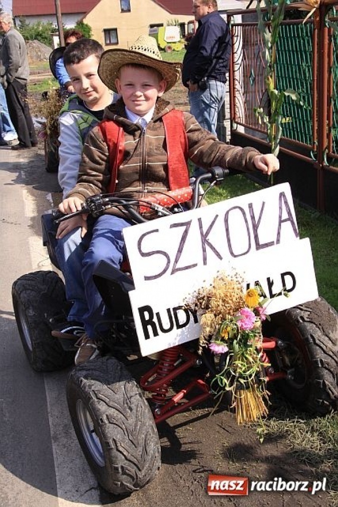 Zdjęcie w galerii na portalu naszraciborz.pl: Starostowie w dożynkowym cadillacu wiadomości z regionu