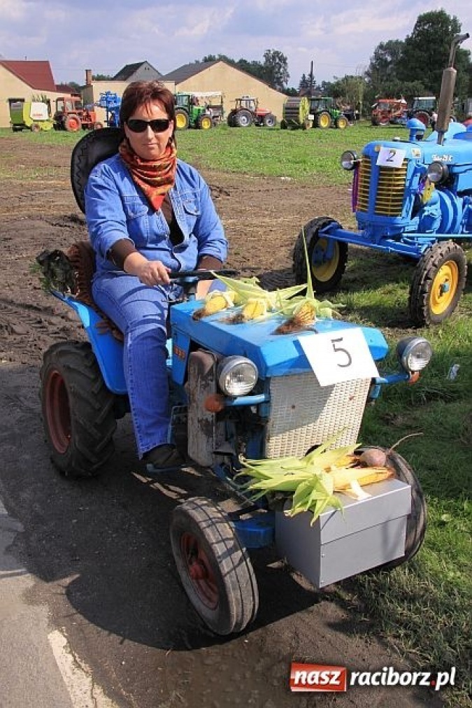 Zdjęcie w galerii na portalu naszraciborz.pl: Starostowie w dożynkowym cadillacu wiadomości z regionu