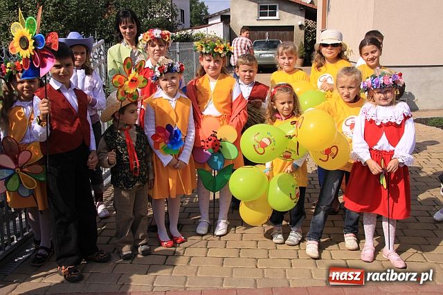 Zdjęcie w galerii na portalu naszraciborz.pl: Starostowie w dożynkowym cadillacu wiadomości z regionu