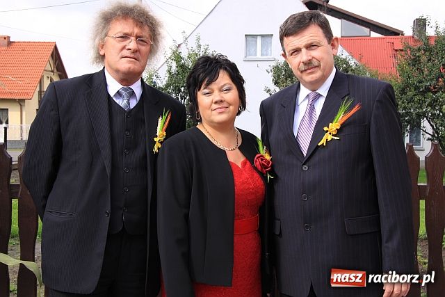 Zdjęcie w galerii na portalu naszraciborz.pl: Starostowie w dożynkowym cadillacu wiadomości z regionu