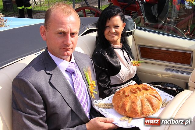 Zdjęcie w galerii na portalu naszraciborz.pl: Starostowie w dożynkowym cadillacu wiadomości z regionu