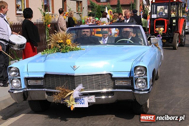 Zdjęcie w galerii na portalu naszraciborz.pl: Starostowie w dożynkowym cadillacu wiadomości z regionu