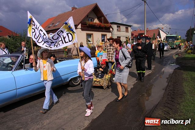 Zdjęcie w galerii na portalu naszraciborz.pl: Starostowie w dożynkowym cadillacu wiadomości z regionu
