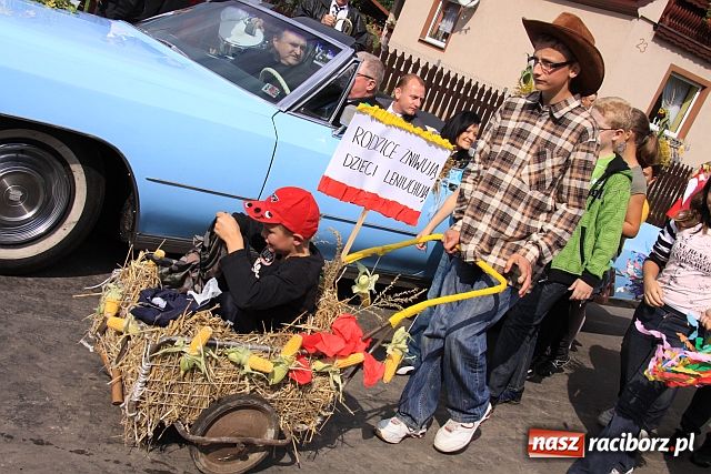 Zdjęcie w galerii na portalu naszraciborz.pl: Starostowie w dożynkowym cadillacu wiadomości z regionu