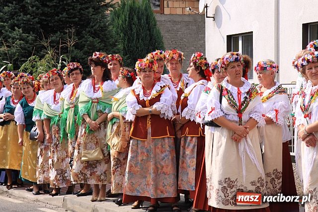 Zdjęcie w galerii na portalu naszraciborz.pl: Starostowie w dożynkowym cadillacu wiadomości z regionu