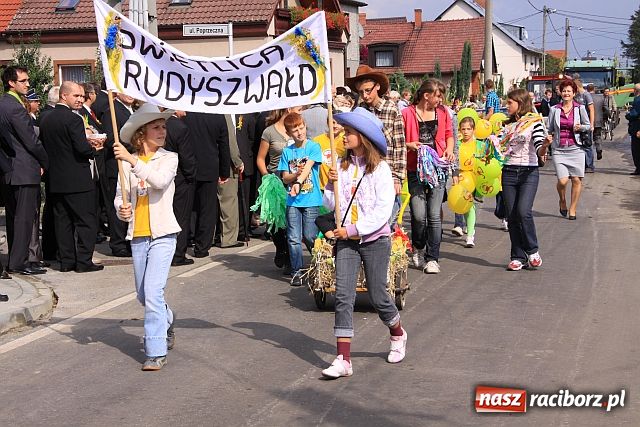 Zdjęcie w galerii na portalu naszraciborz.pl: Starostowie w dożynkowym cadillacu wiadomości z regionu