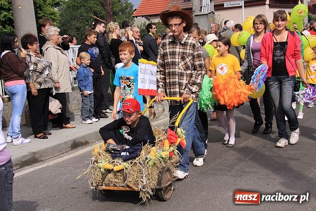 Zdjęcie w galerii na portalu naszraciborz.pl: Starostowie w dożynkowym cadillacu wiadomości z regionu