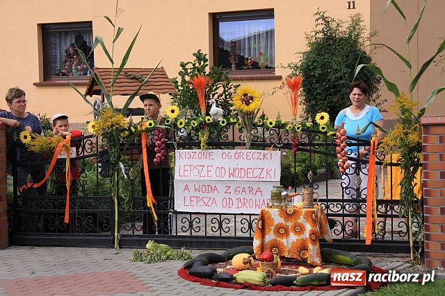 Zdjęcie w galerii na portalu naszraciborz.pl: Starostowie w dożynkowym cadillacu wiadomości z regionu