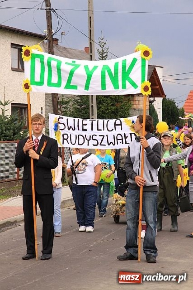 Zdjęcie w galerii na portalu naszraciborz.pl: Starostowie w dożynkowym cadillacu wiadomości z regionu