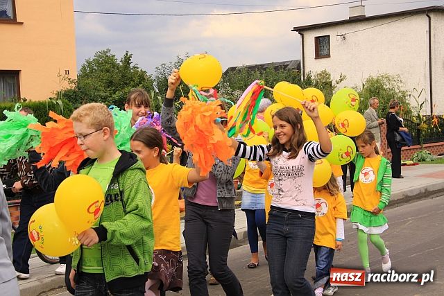 Zdjęcie w galerii na portalu naszraciborz.pl: Starostowie w dożynkowym cadillacu wiadomości z regionu