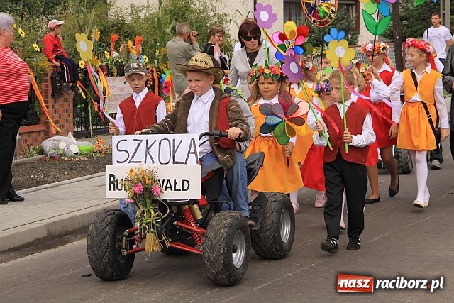 Zdjęcie w galerii na portalu naszraciborz.pl: Starostowie w dożynkowym cadillacu wiadomości z regionu