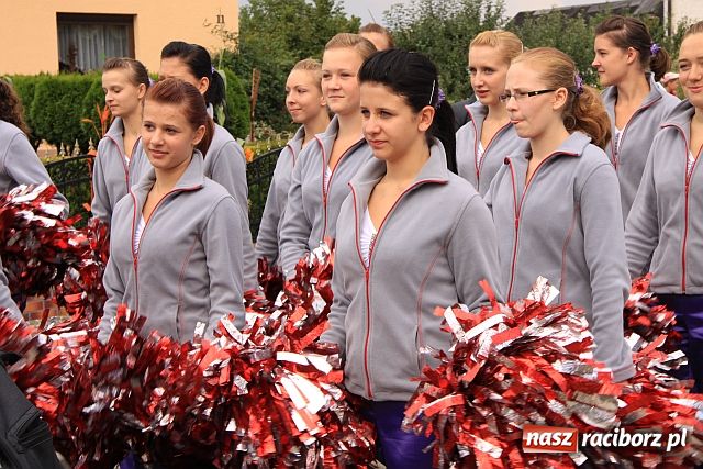 Zdjęcie w galerii na portalu naszraciborz.pl: Starostowie w dożynkowym cadillacu wiadomości z regionu