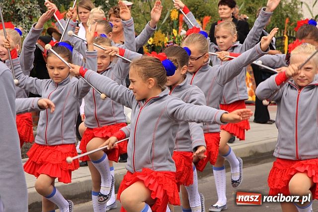 Zdjęcie w galerii na portalu naszraciborz.pl: Starostowie w dożynkowym cadillacu wiadomości z regionu