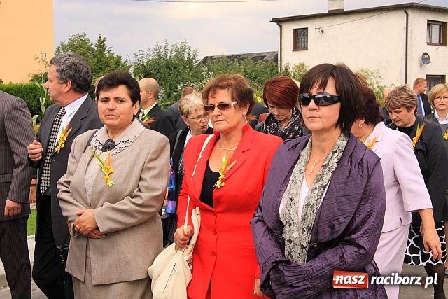 Zdjęcie w galerii na portalu naszraciborz.pl: Starostowie w dożynkowym cadillacu wiadomości z regionu