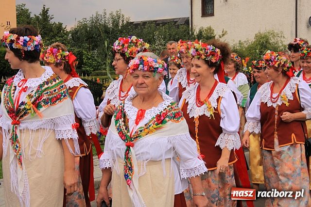 Zdjęcie w galerii na portalu naszraciborz.pl: Starostowie w dożynkowym cadillacu wiadomości z regionu