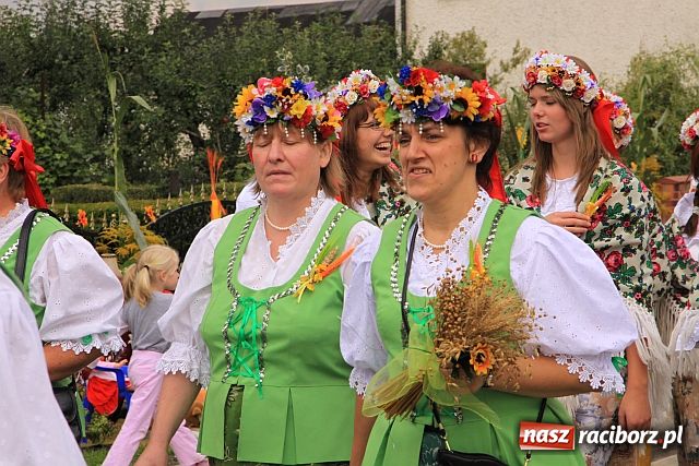 Zdjęcie w galerii na portalu naszraciborz.pl: Starostowie w dożynkowym cadillacu wiadomości z regionu